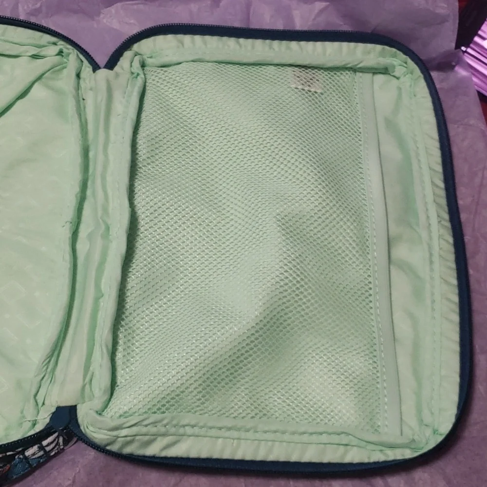 Vera Bradley lighten up wipes pouch 👝 - Picture 4 of 5